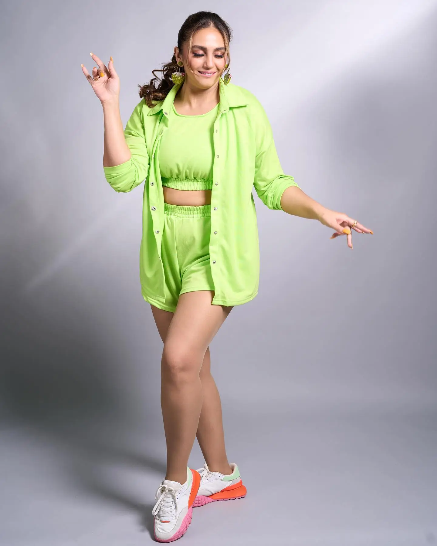 MUMBAI GIRL HUMA QURESHI LONG LEGS SHOW IN GREEN SHORT TOP 3